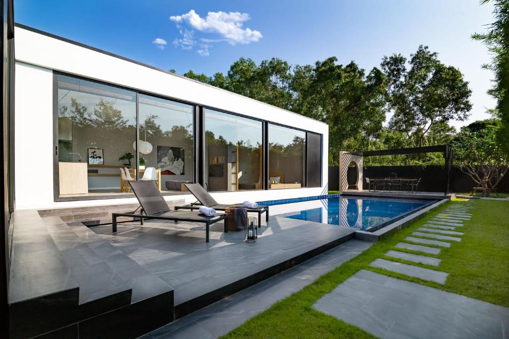 ein Haus mit einem Pool und einer Terrasse in der Unterkunft Villoft Zen Living Resort in Thalang
