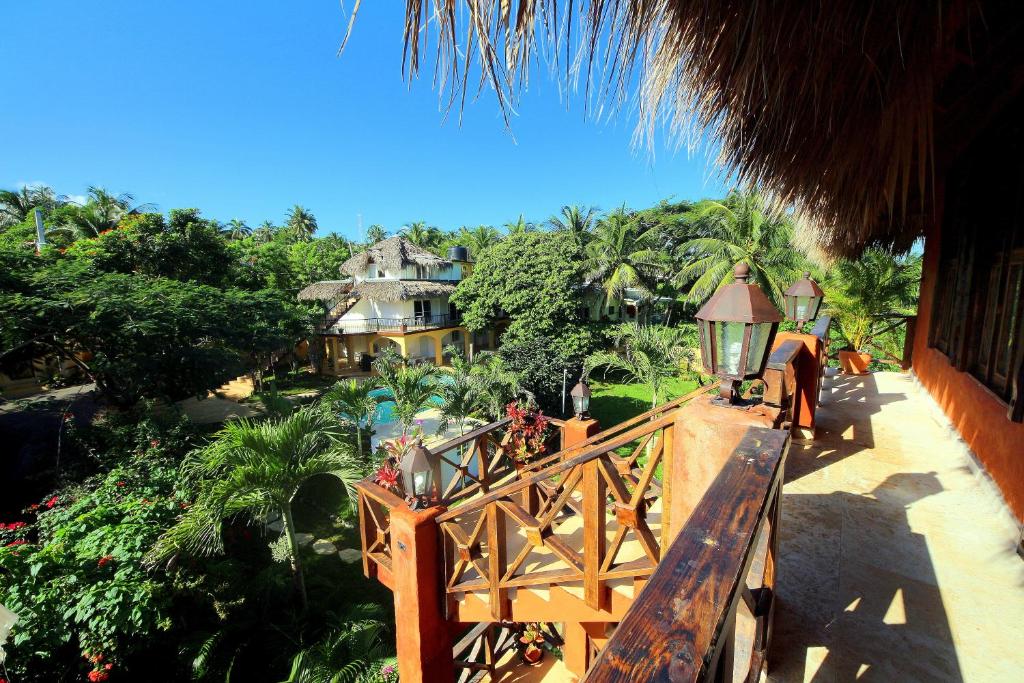 uma vista superior de um resort com um banco e árvores em Surfbreak B&B em Cabarete