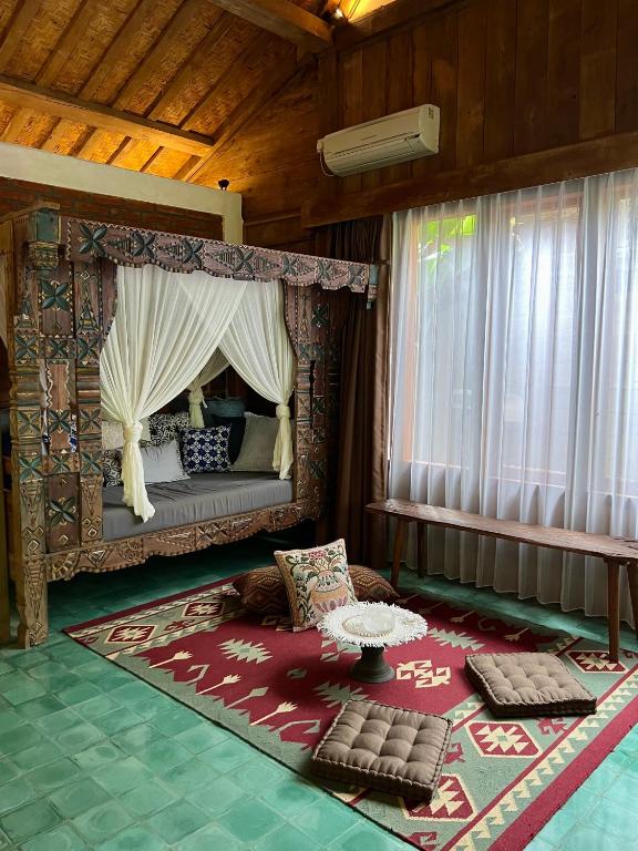 Postel nebo postele na pokoji v ubytování Umakayu Joglo Villa Canggu - Boutique Hotel