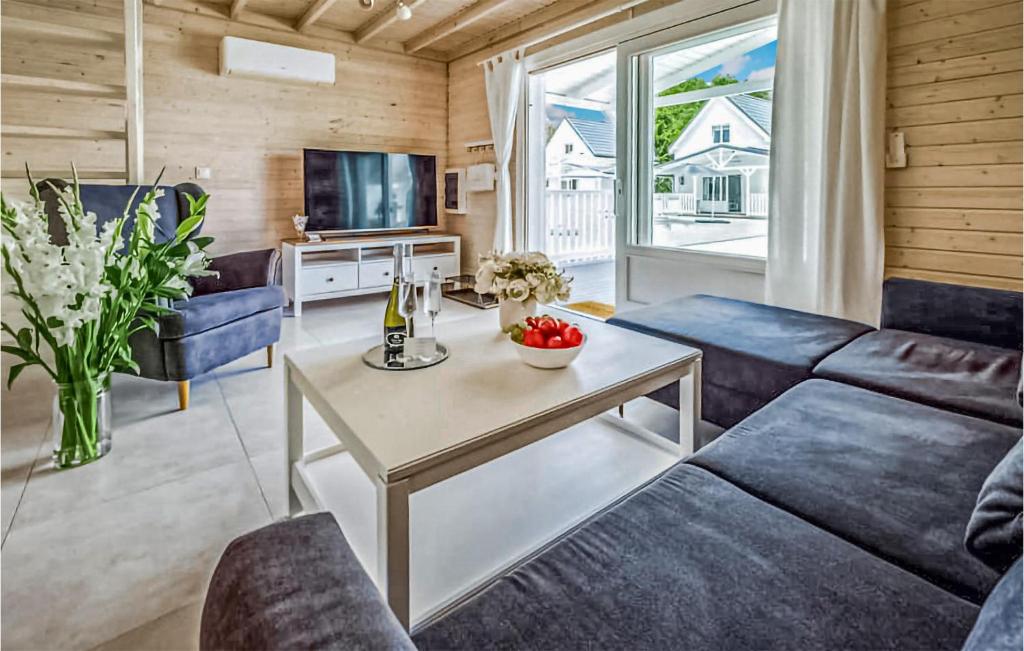 Posedenie v ubytovaní 2 Bedroom Pet Friendly Home In Kolczewo