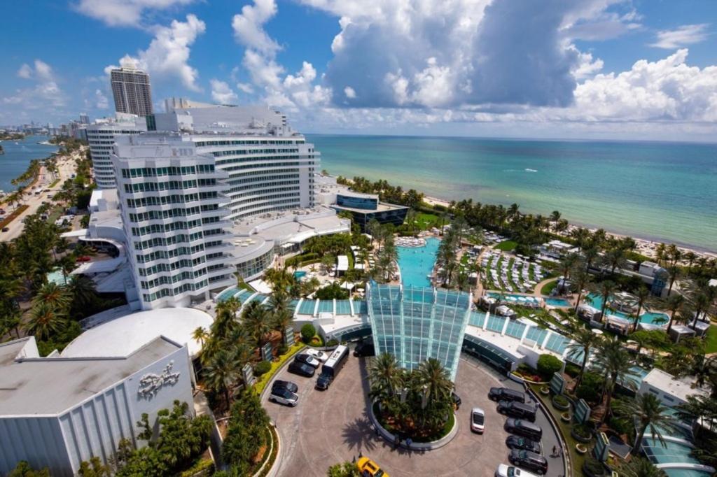 een luchtzicht op een resort en de oceaan bij One-Bedroom Apartment in Miami Beach