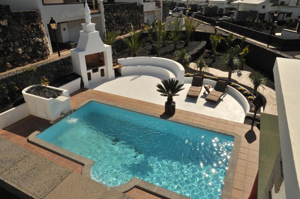 - une vue sur la piscine au-dessus d'un bâtiment dans l'établissement Villa Calero, à Playa Blanca