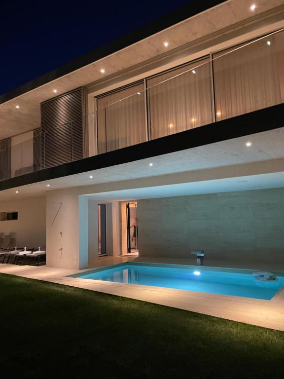 - une piscine dans une maison la nuit dans l'établissement Villa Diamante del Garda & Spa, à Toscolano Maderno