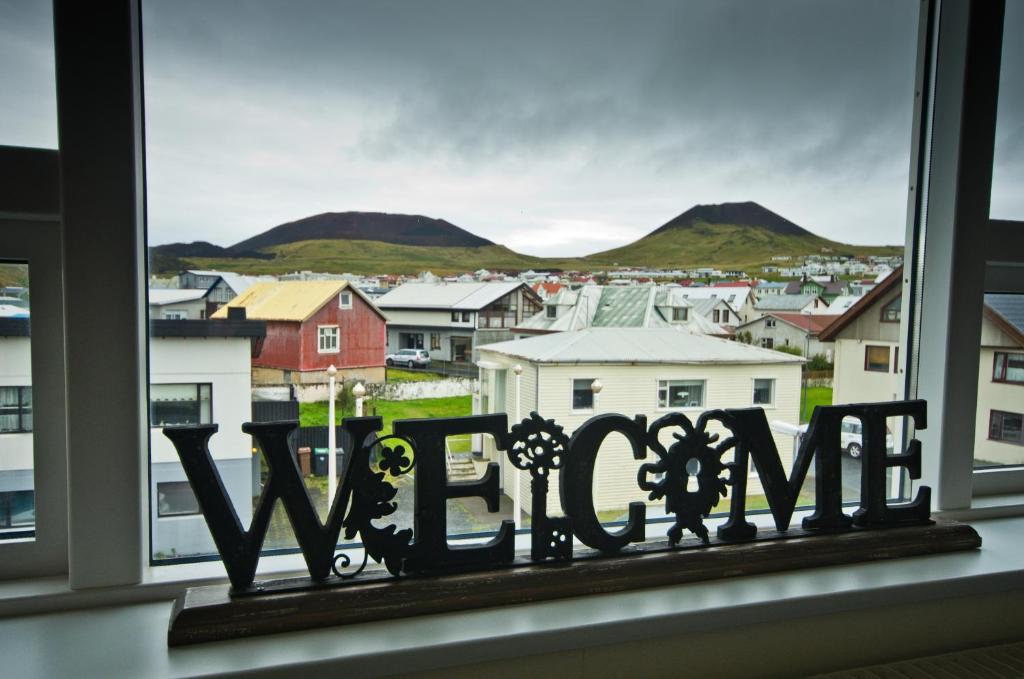 uma janela com vista para uma cidade em Guesthouse Hamar em Vestmannaeyjar