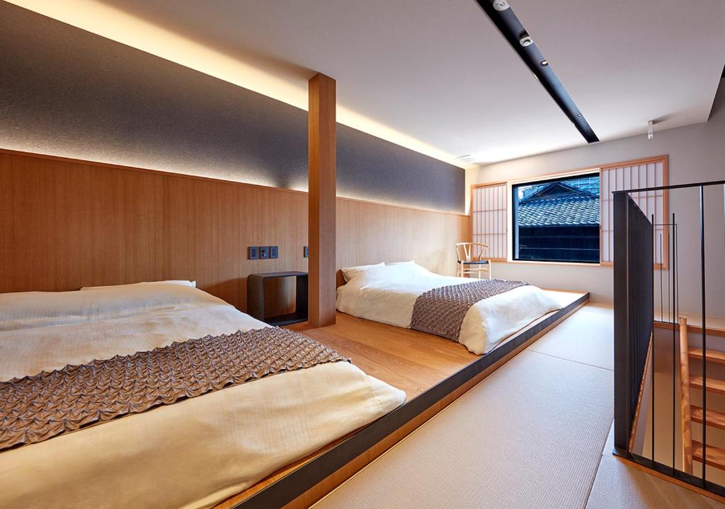 Giường trong phòng chung tại HOTEL和紡