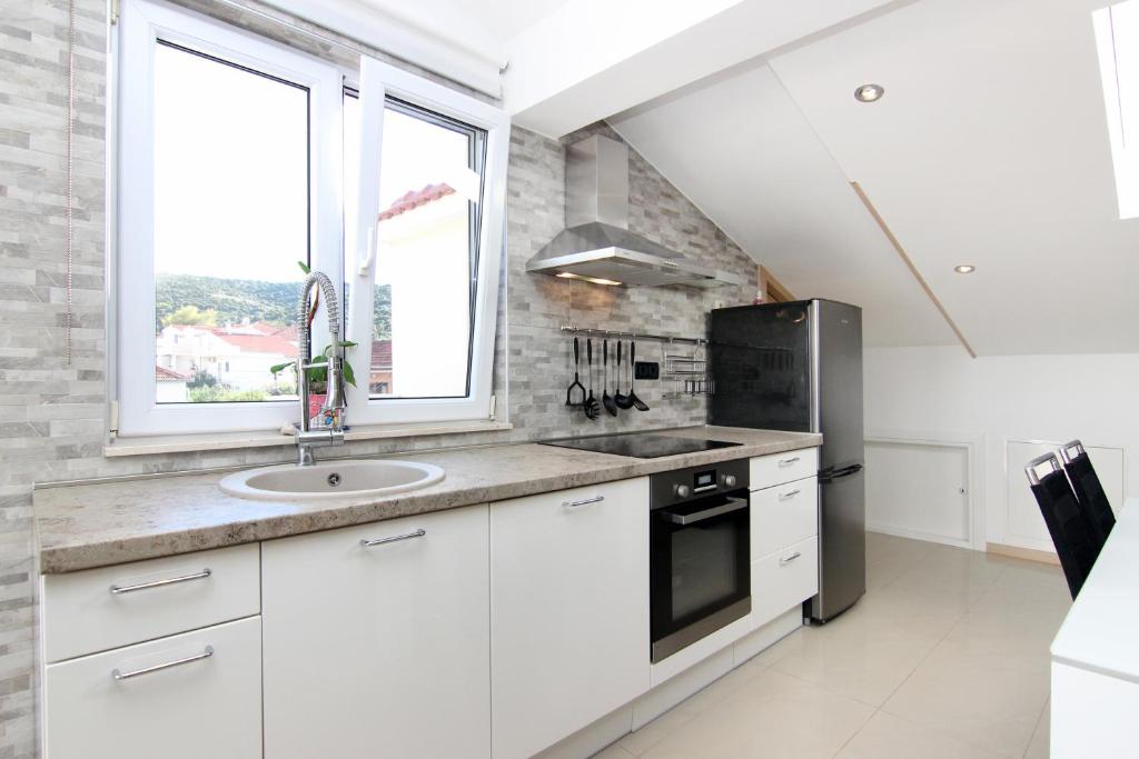 Kuchyňa alebo kuchynka v ubytovaní Apartment Pika Smokvina 2a