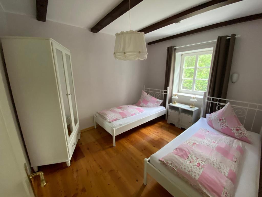 sypialnia z 2 łóżkami i oknem w obiekcie elbe511ferienzuhause w mieście Dömitz