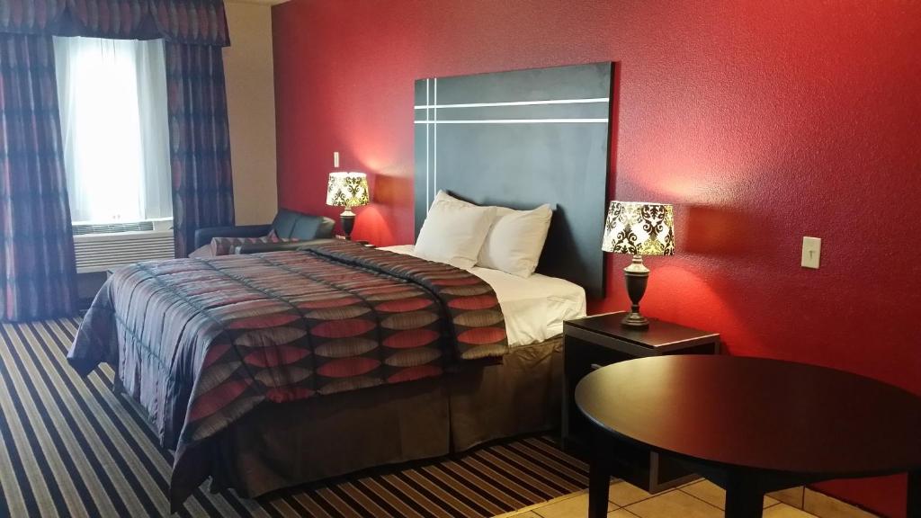 Postel nebo postele na pokoji v ubytování Texan Inn and Suites Tilden