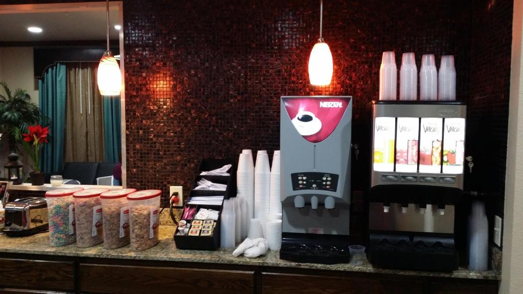 Příslušenství pro přípravu čaje a kávy v ubytování Texan Inn and Suites Tilden