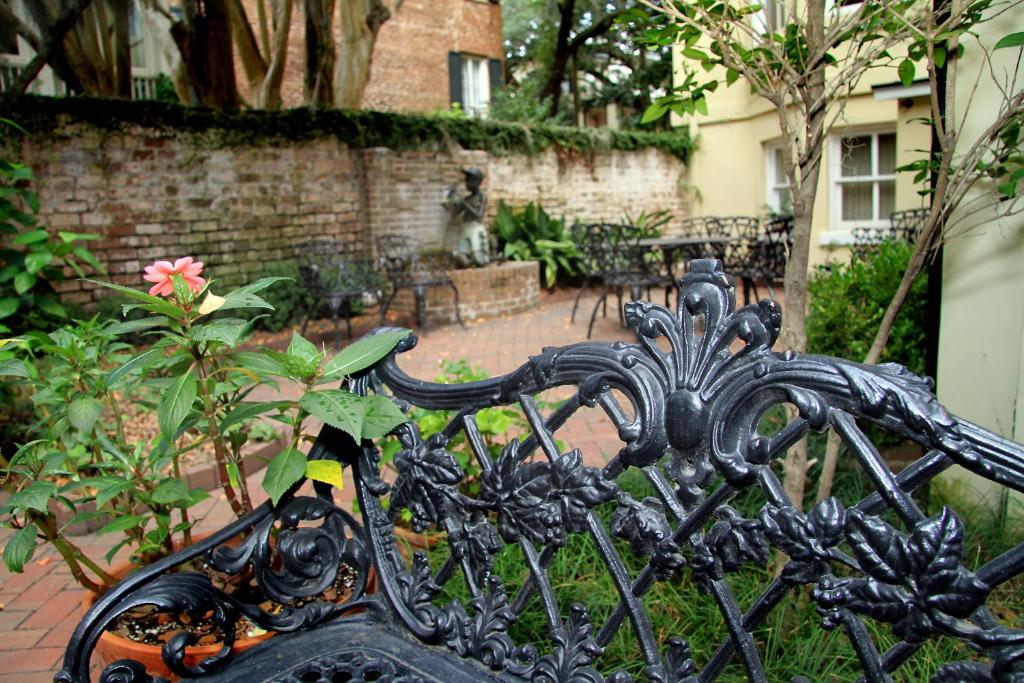 Zahrada ubytování Eliza Thompson House, Historic Inns of Savannah Collection