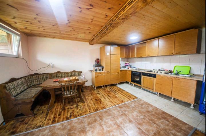 una cucina con divano e tavolo di Camp &Apartmens Scepanovic a Mojkovac