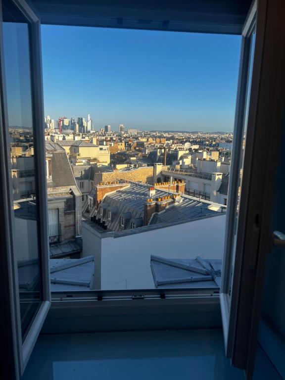 widok miasta z okna w obiekcie Sous les toits de PARIS TROCADERO w Paryżu