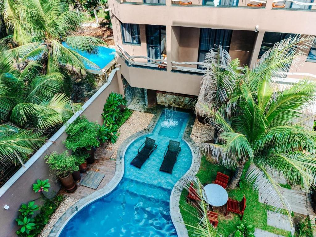 an overhead view of a swimming pool in front of a building at Malai Boutique Hotel in Fortaleza