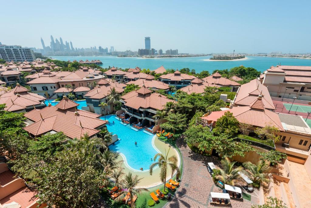 een luchtzicht op een resort met een zwembad bij Fabulous 1 bedroom apartment at 5 Star Resort in Dubai