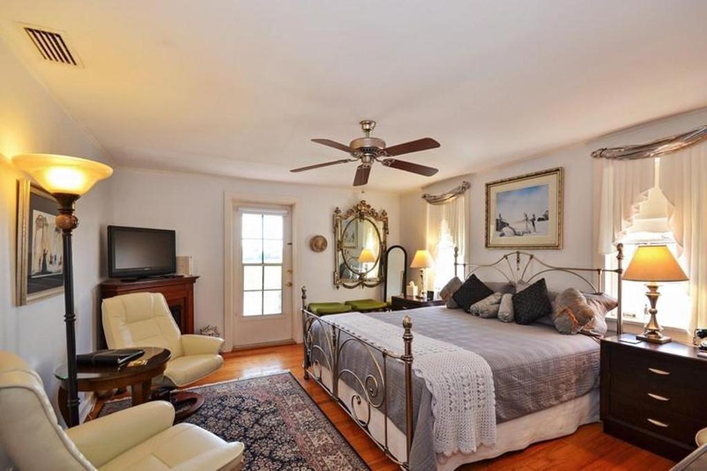 Sabal Palm House Bed and Breakfast - 