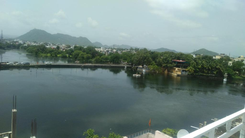 uma vista para um rio com uma cidade ao fundo em Full View Villa em Udaipur