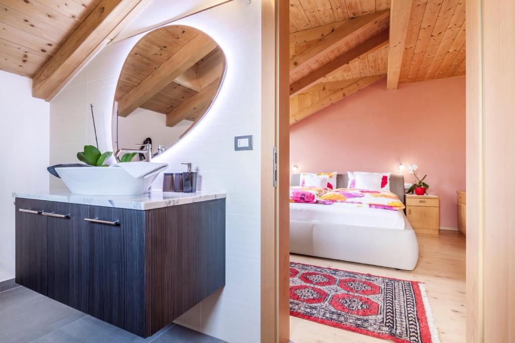 ein Schlafzimmer mit einem Bett im Dachgeschoss in der Unterkunft Bbmarlene in Bozen