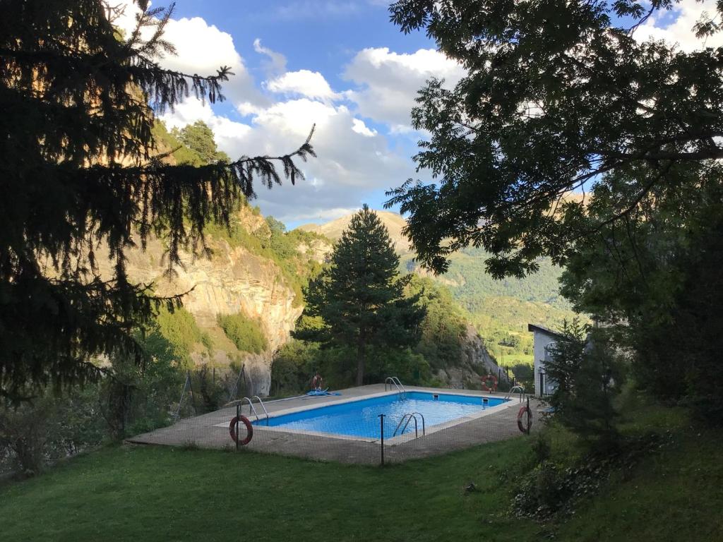 una piscina en medio de una montaña en Paso del Onso, en Escarrilla