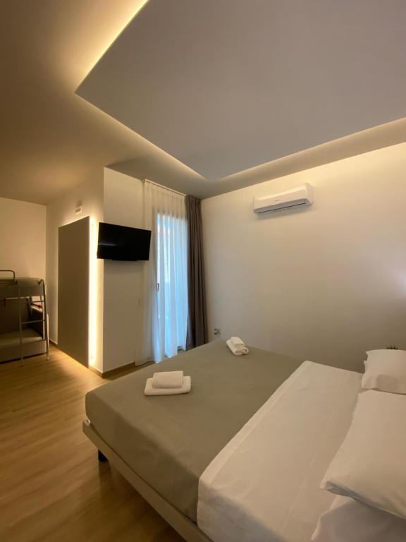 een slaapkamer met een bed met twee handdoeken erop bij La Casa Di Filò Boutique in Roseto degli Abruzzi