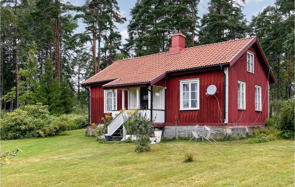 ein rotes Haus mitten im Hof in der Unterkunft Beautiful Home In ml With Kitchen in Åmål