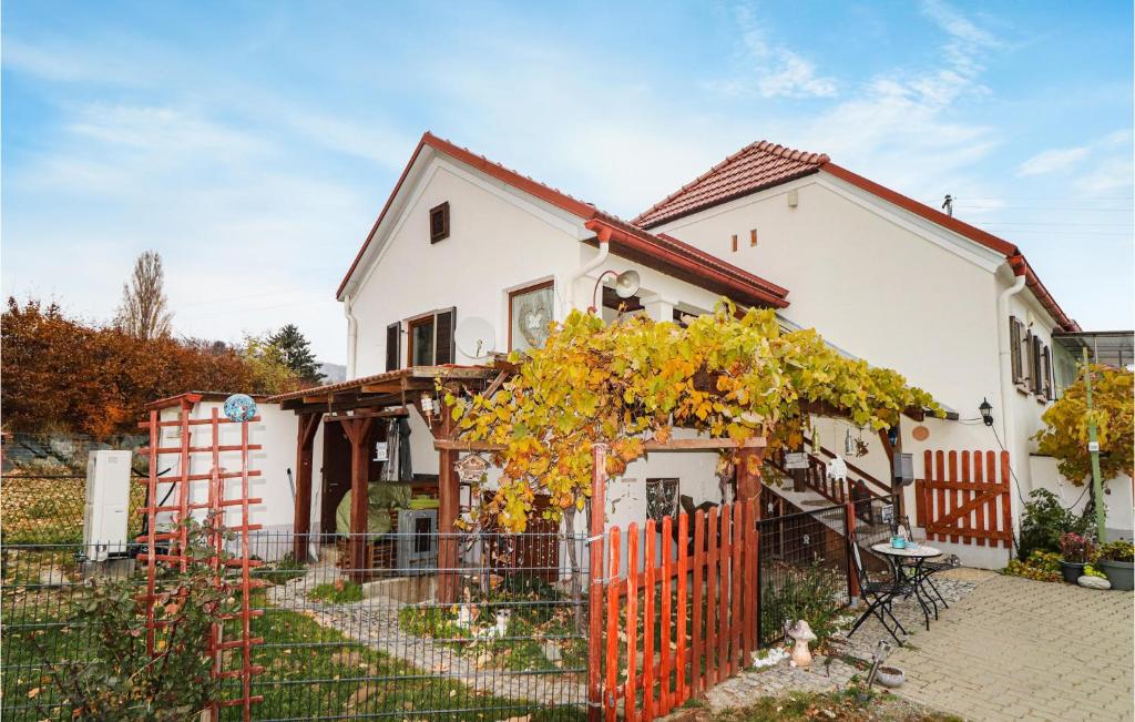 a white house with a fence and a tree at 3 Bedroom Pet Friendly Home In Rechnitz in Rechnitz