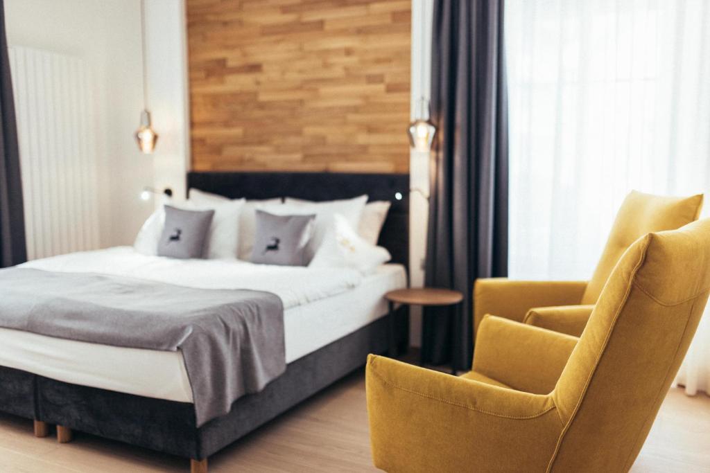 Postel nebo postele na pokoji v ubytování Genusshotel Goldene Rose