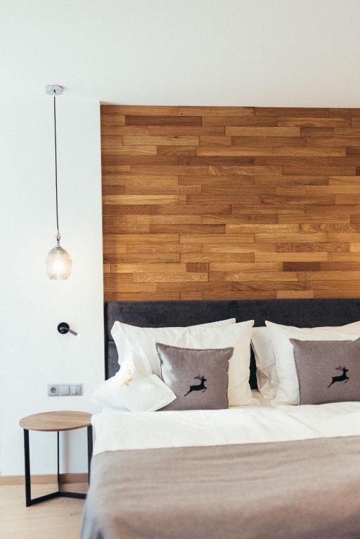 Postel nebo postele na pokoji v ubytování Genusshotel Goldene Rose