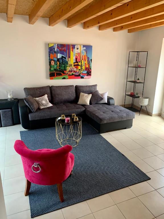 un salon avec un canapé et une table dans l'établissement Au cœur de l’Isle sur sorgue, à LʼIsle-sur-la-Sorgue