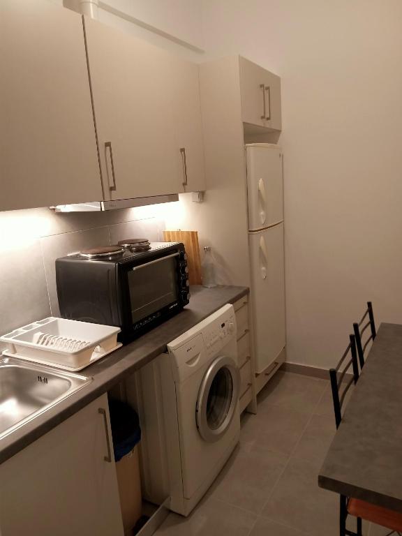 A kitchen or kitchenette at Cozy spot apt next to metro station .