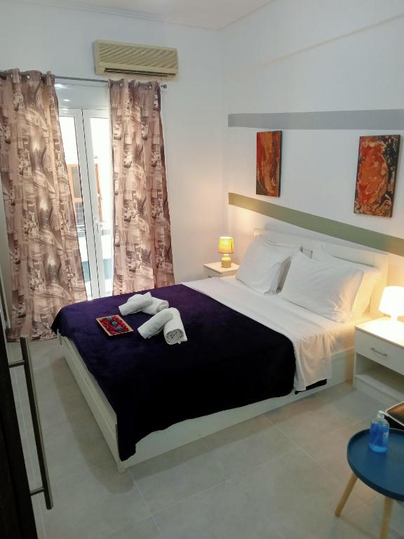A bed or beds in a room at Cozy spot apt next to metro station .