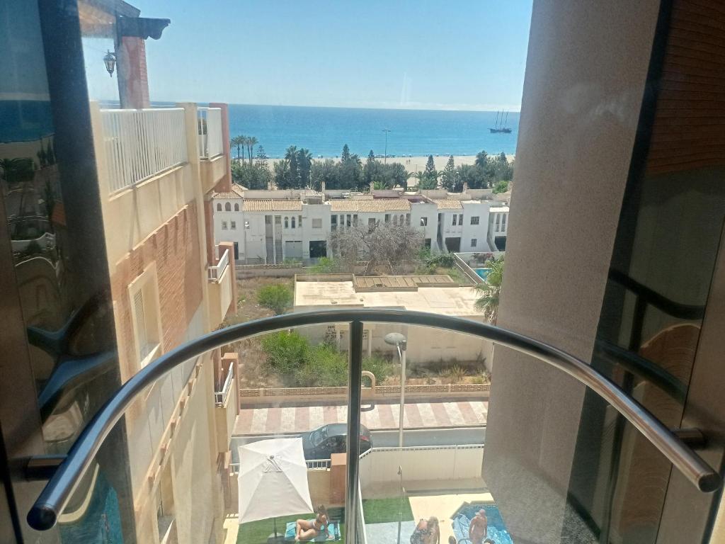 - un balcon offrant une vue sur l'océan dans l'établissement Alojamiento roquetas de mar, à Roquetas de Mar
