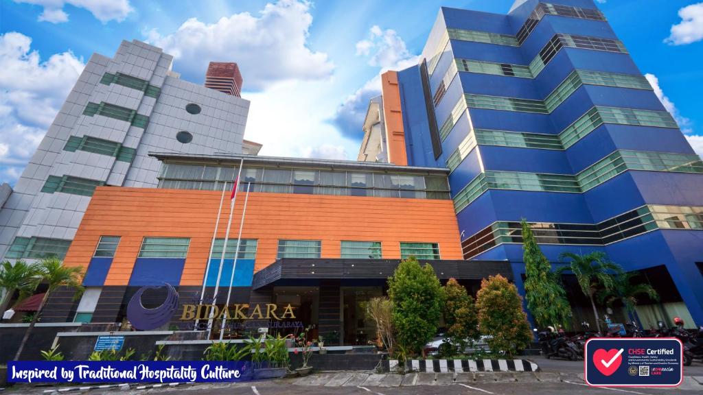 een gebouw in een stad met hoge gebouwen bij Hotel Bisanta Bidakara Tunjungan in Surabaya