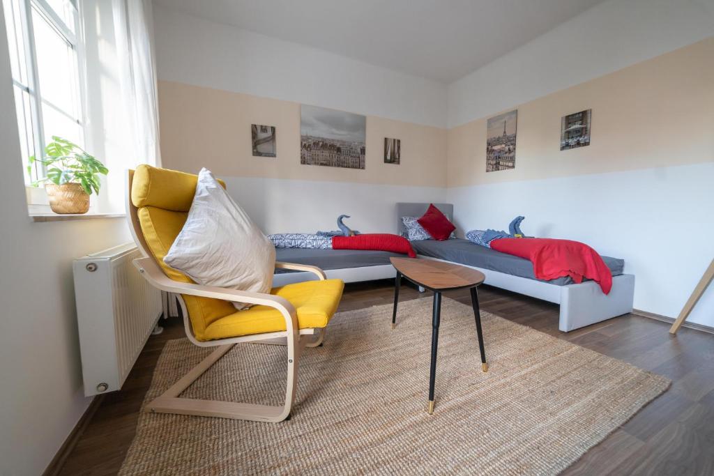 een woonkamer met een bank en een stoel bij FULL HOUSE Studios - Apartment French Touch in Zwickau