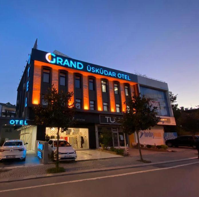 Una gran oficina australiana con autos estacionados frente a ella. en GRAND ÜSKÜDAR OTEL en Estambul