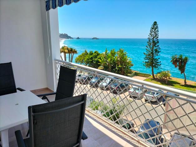 balkon z widokiem na plażę i ocean w obiekcie Delfin Home w Almuñécar
