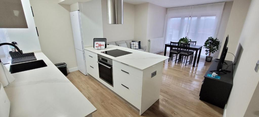 Kuchyň nebo kuchyňský kout v ubytování SANNIKO APARTMENT Ático con Terraza