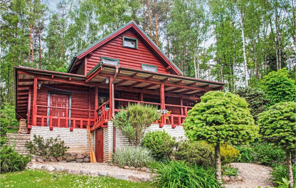 drewniany domek w lesie z drzewem w obiekcie Nice Home In Barczewo With House Sea View w mieście Bogdany