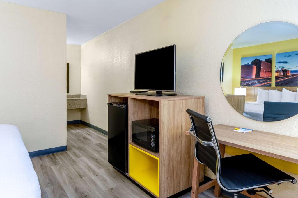 Days Inn & Suites by Wyndham Clovis photo