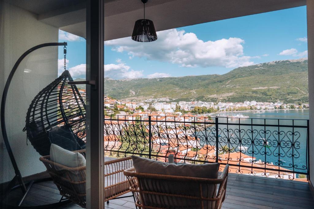einen Balkon mit Stühlen und Blick auf das Wasser in der Unterkunft Villa Una in Ohrid