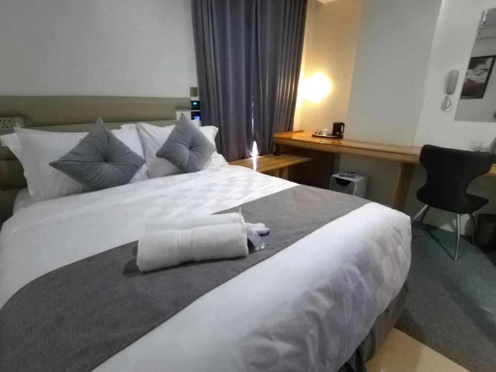 Cama o camas de una habitación en Sempre Premier Inn - MACTAN AIRPORT HOTEL