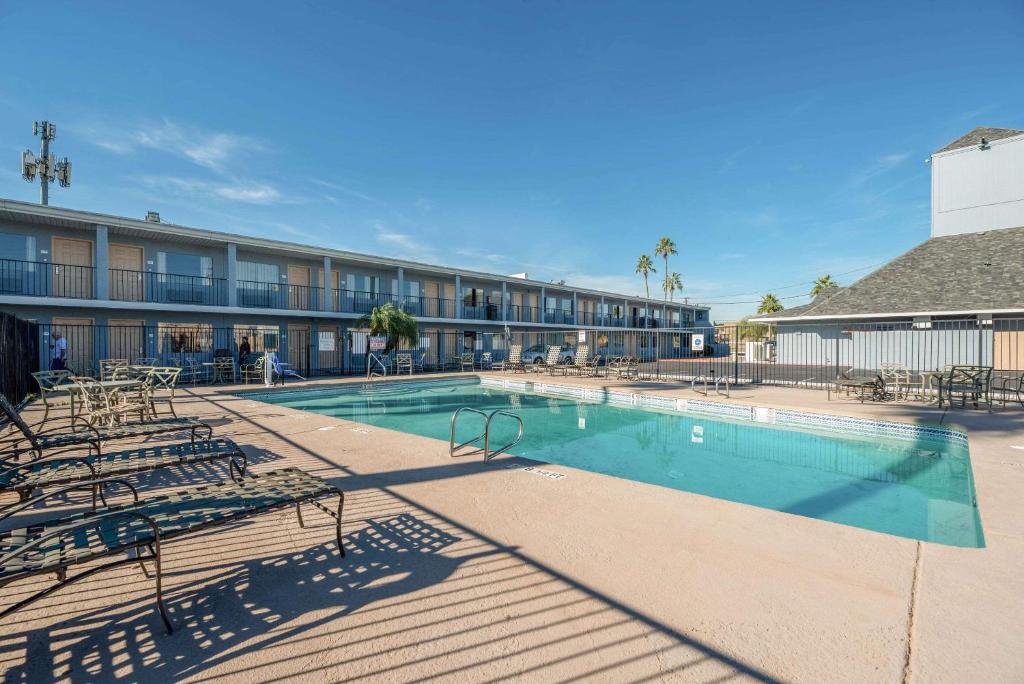 Bazén v ubytování Rodeway Inn Phoenix North I-17 nebo v jeho okolí