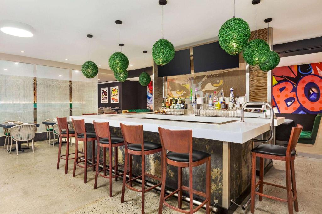 Restaurace v ubytování Wingate by Wyndham Bronx Haven Park