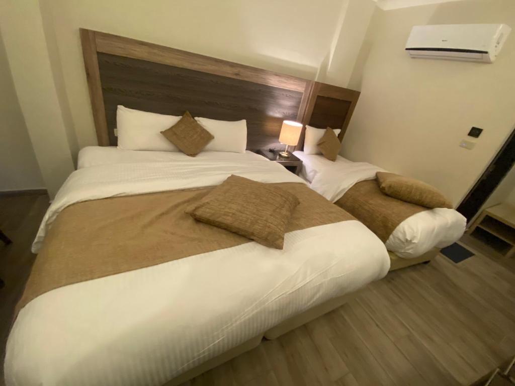 Postel nebo postele na pokoji v ubytování Moses Residence