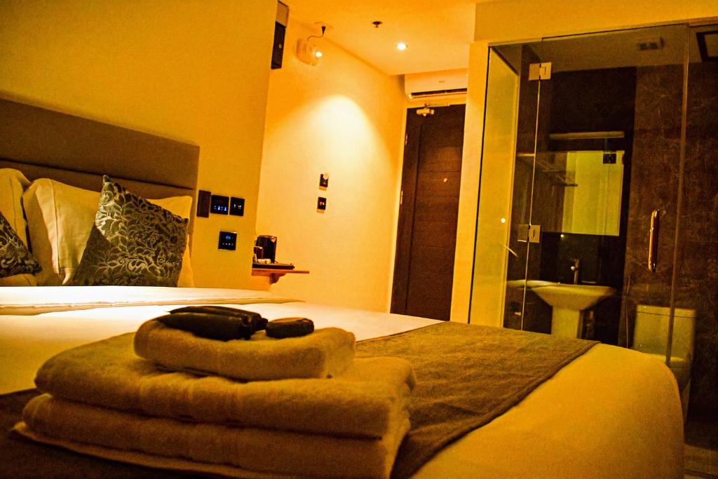 Cama o camas de una habitación en Sempre Premier Inn - MACTAN AIRPORT HOTEL