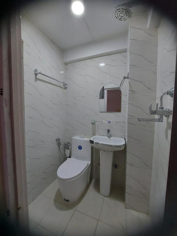 Koupelna v ubytování Om Bramha Hotel