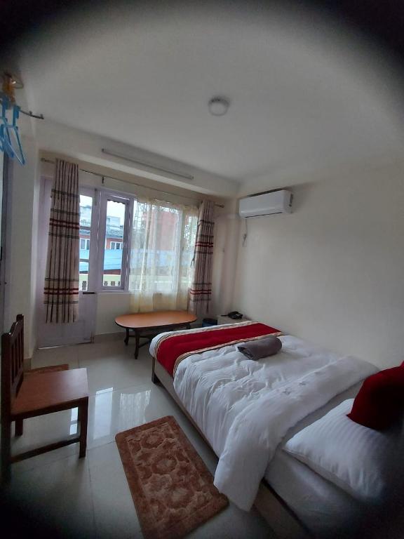 Postel nebo postele na pokoji v ubytování Om Bramha Hotel