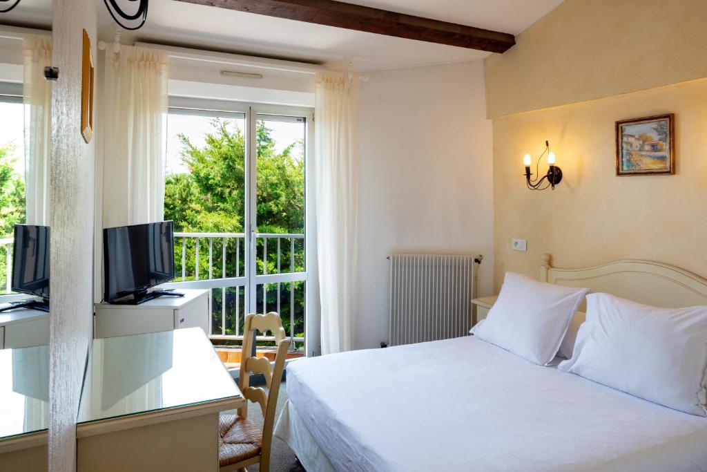 Postel nebo postele na pokoji v ubytování Hôtel Le Mozart