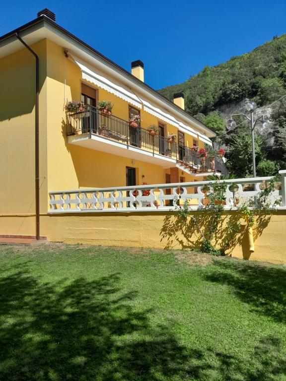 La Cannucciola في بيديلوكو: مبنى اصفر عليه شرفات وزهور
