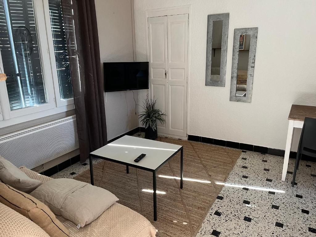 TV a/nebo společenská místnost v ubytování Gîte de la bastide