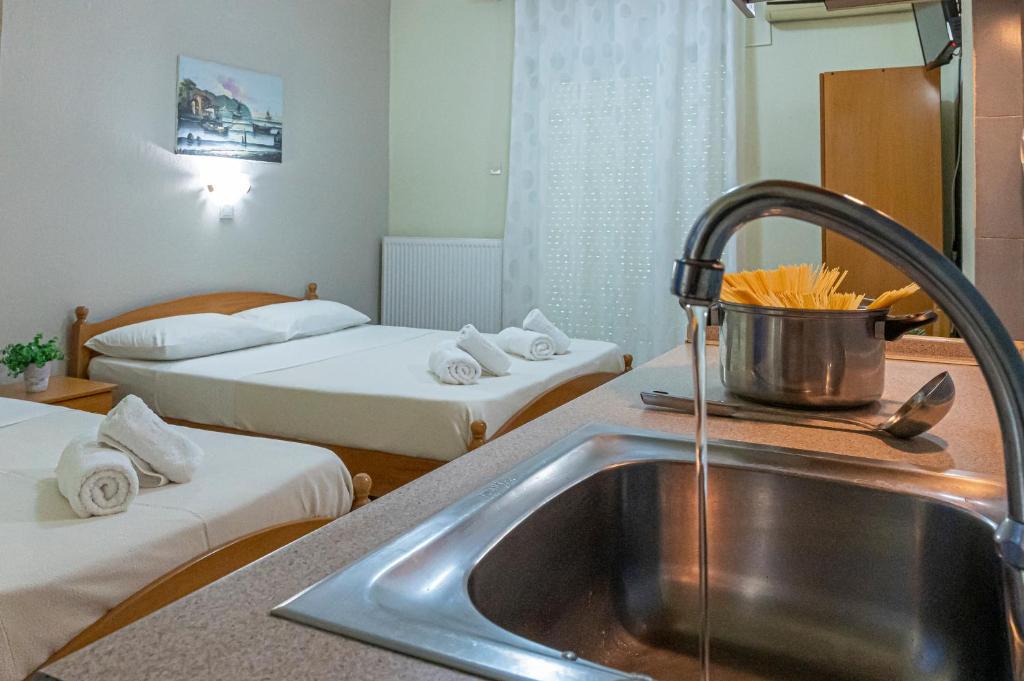 Postel nebo postele na pokoji v ubytování Lucia Hotel Paralia